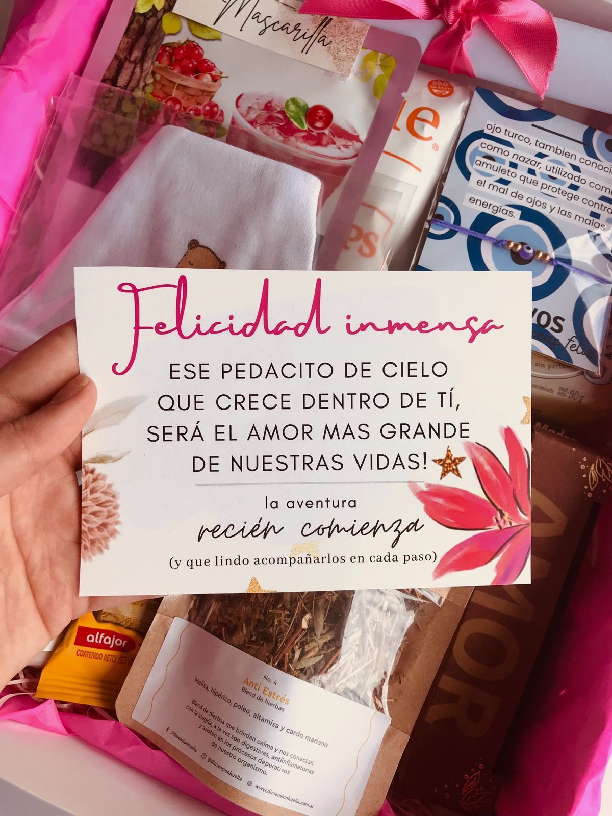 A person is holding a card that says felicidad inmensa
