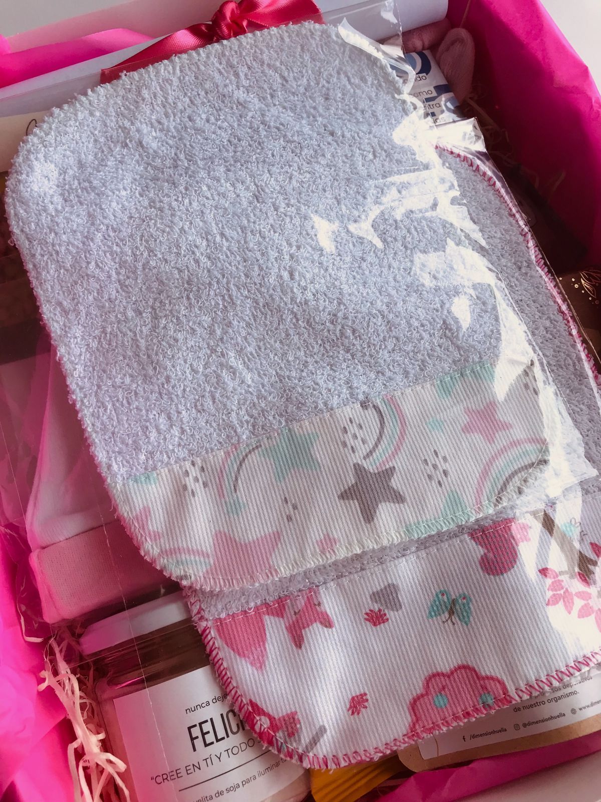 A person is holding a card that says felicidad inmensa