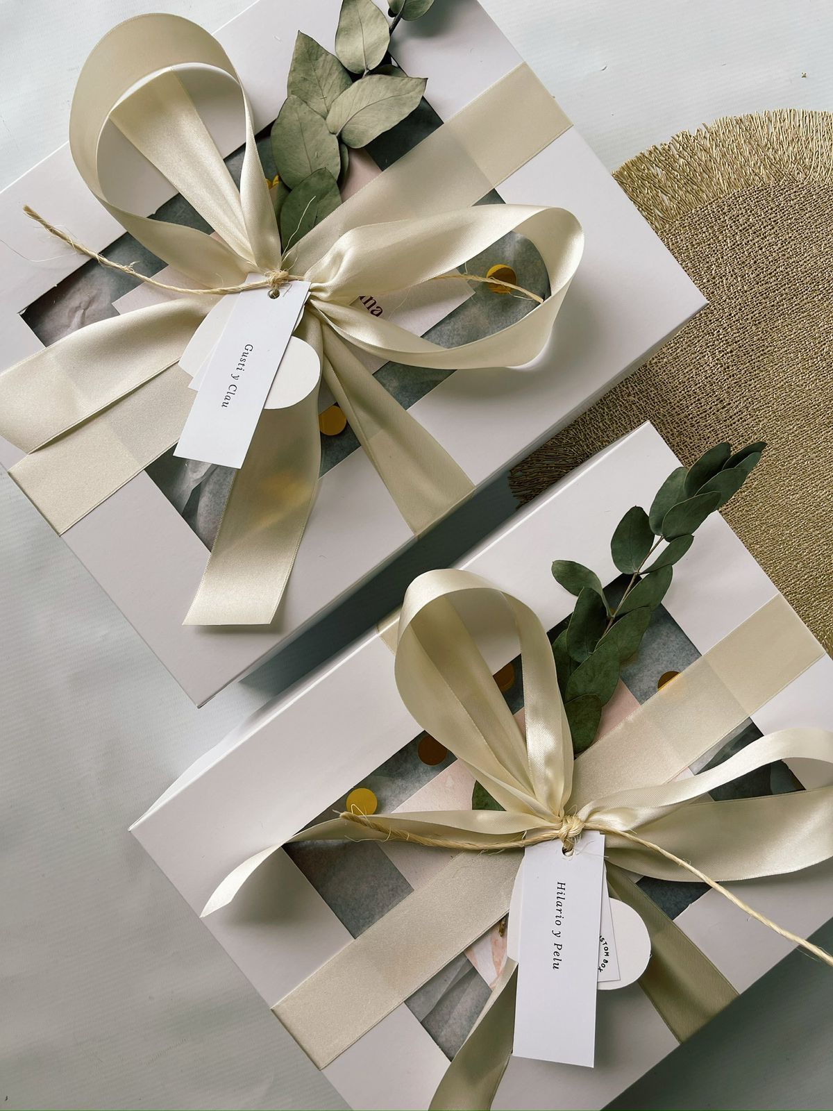 Una caja llena de dulces y una foto de un bebé.