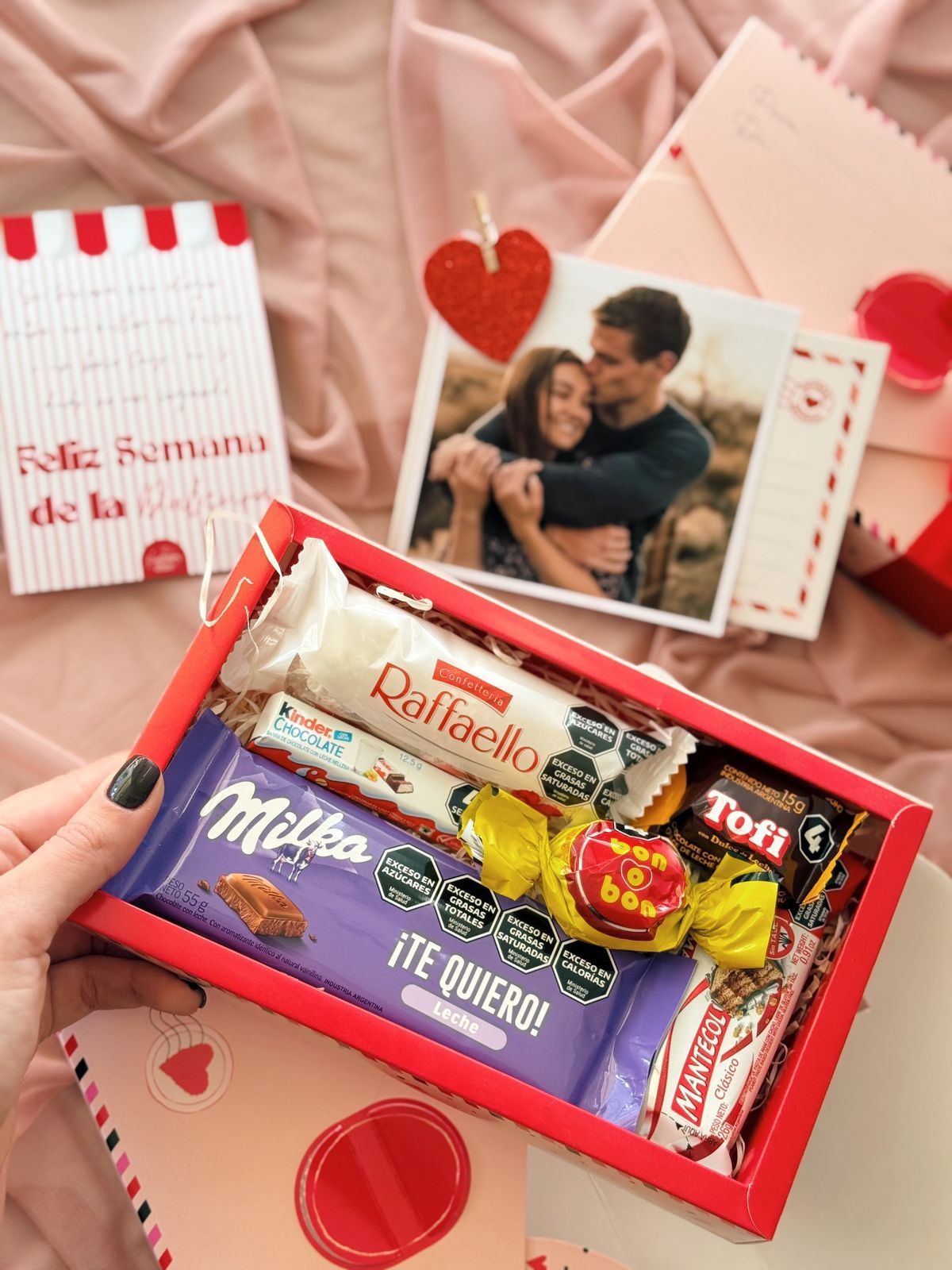 Una tarjeta del día de San Valentín con una foto de un hombre y una mujer.