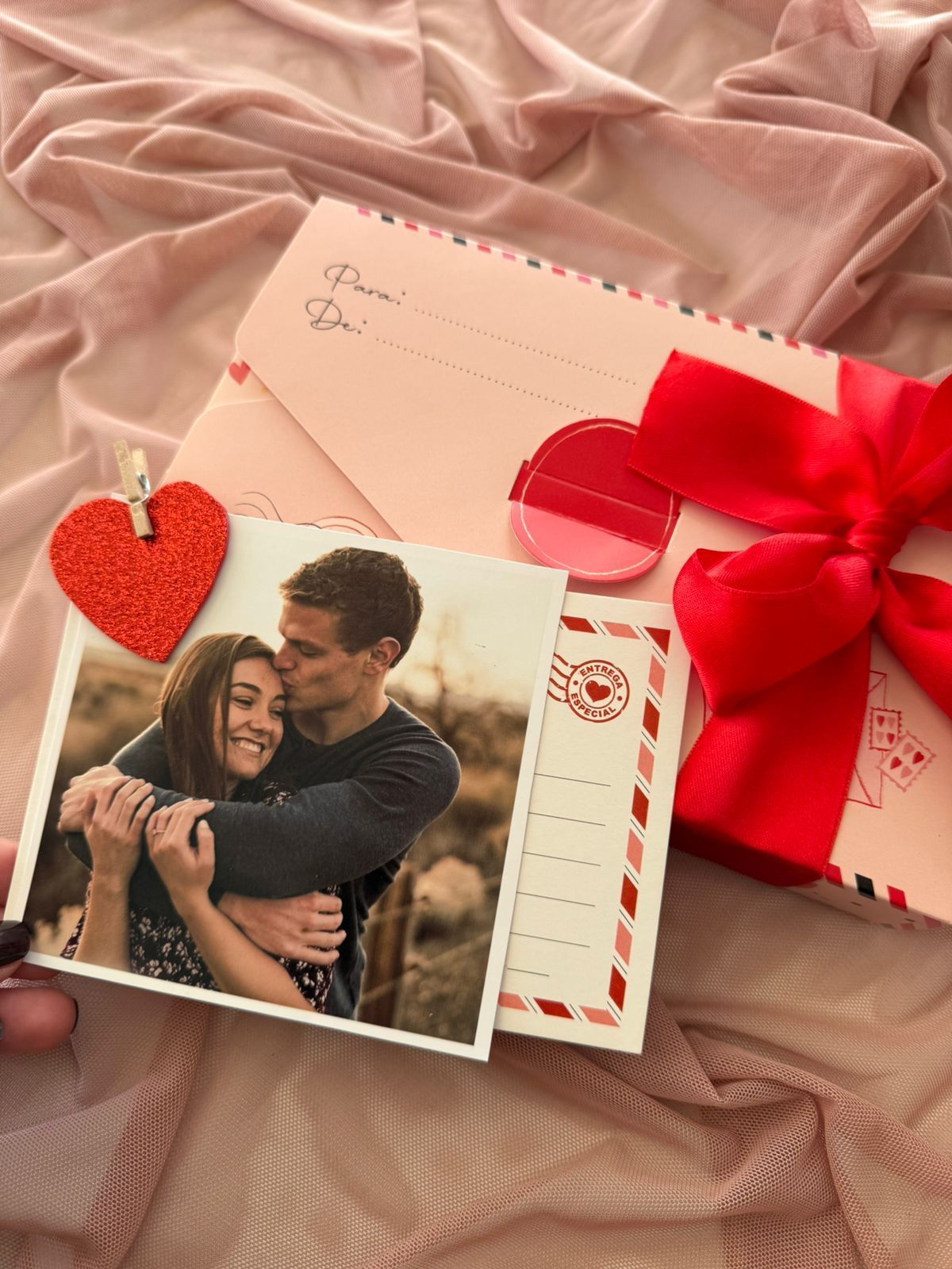 Una tarjeta del día de San Valentín con una foto de un hombre y una mujer.
