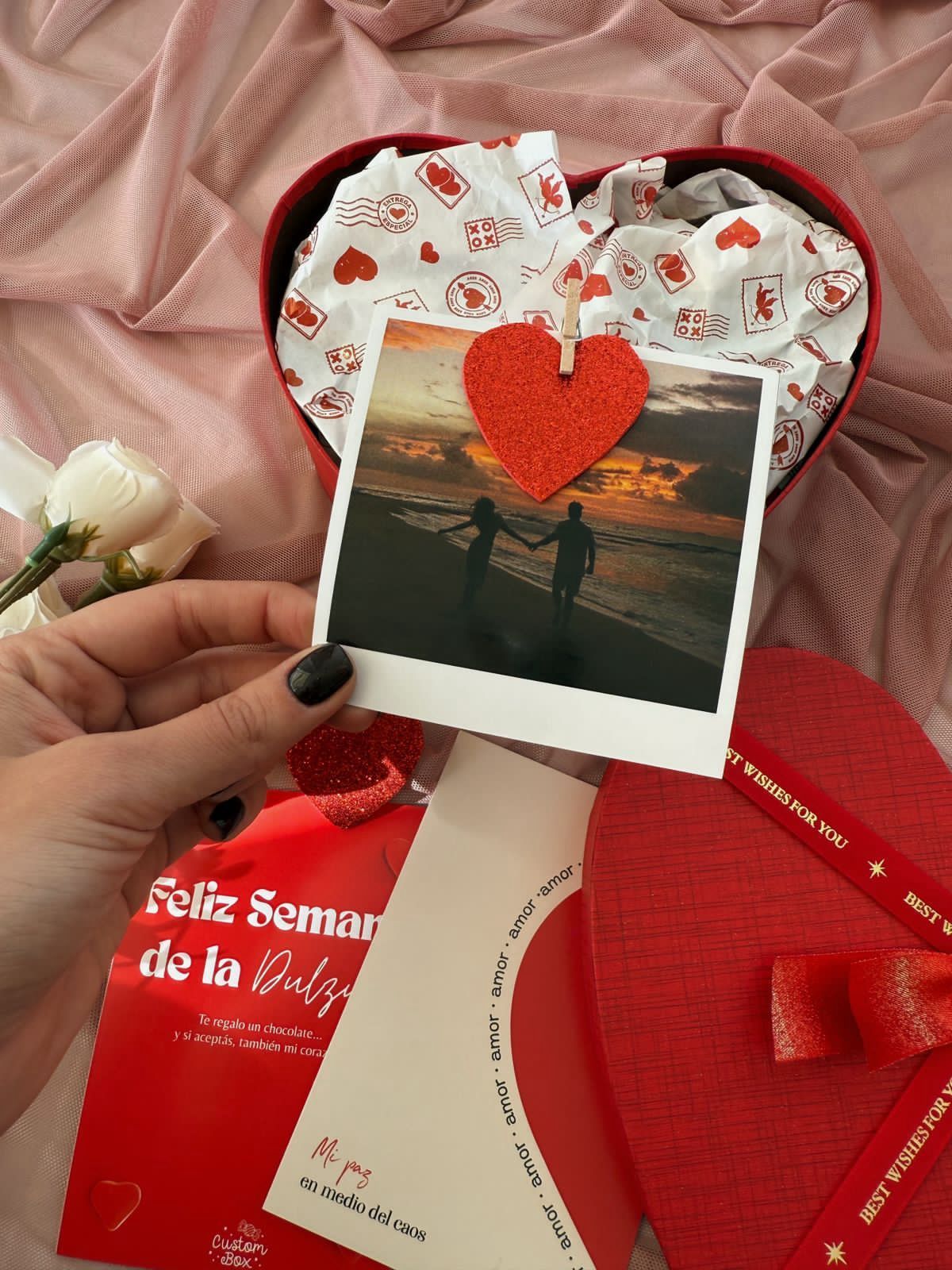 Una caja roja en forma de corazón con una imagen.