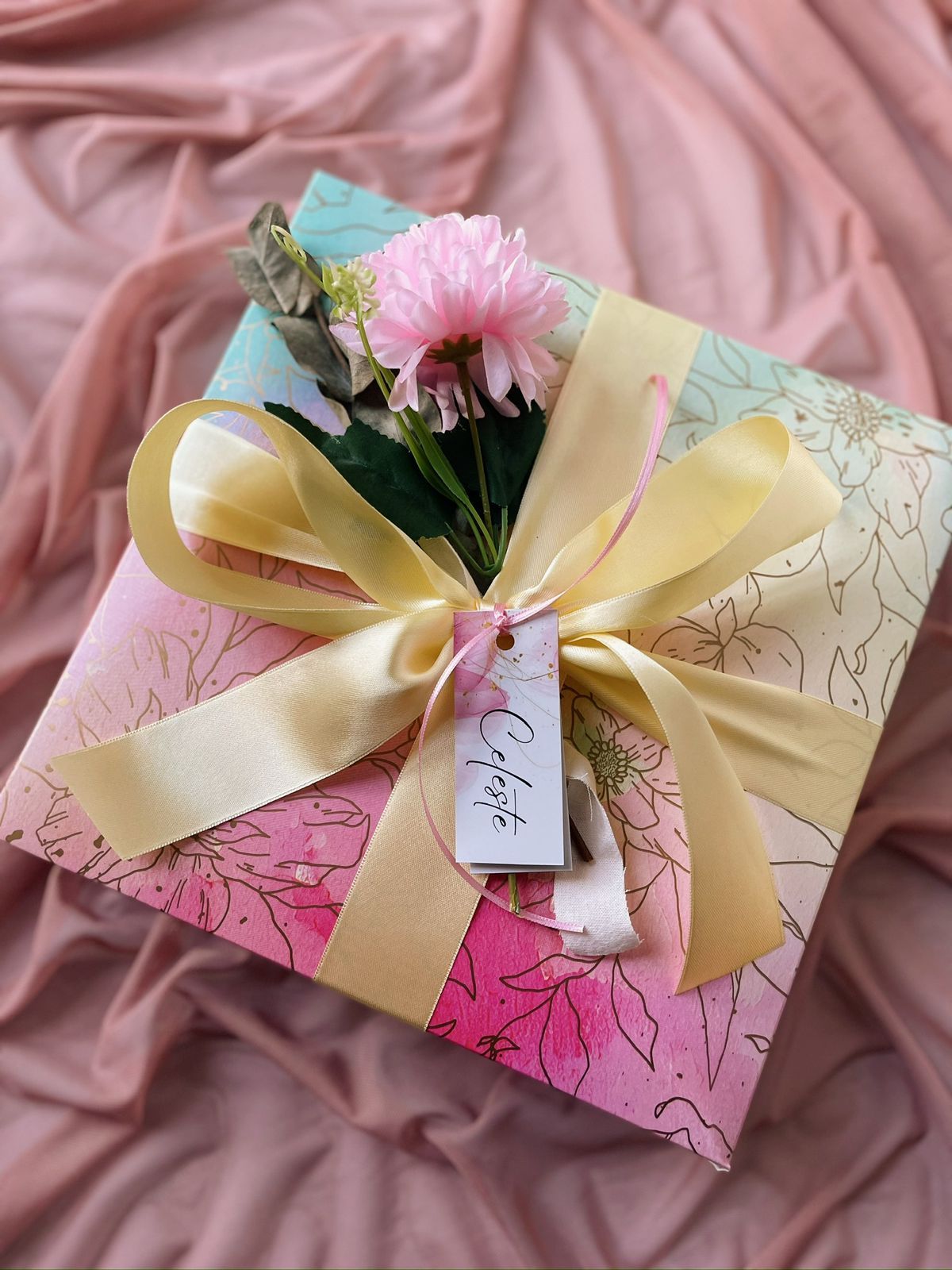 Una caja de regalo llena de flores, velas, cuadernos y otros artículos.