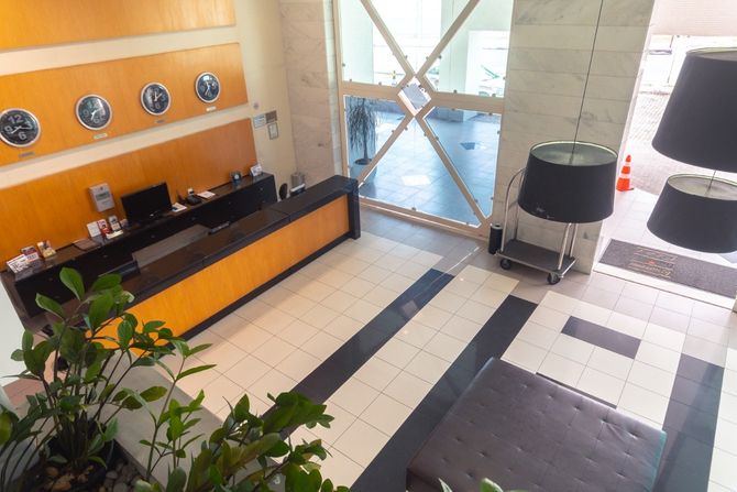 Uma vista aérea do lobby de um hotel com um balcão de recepção.