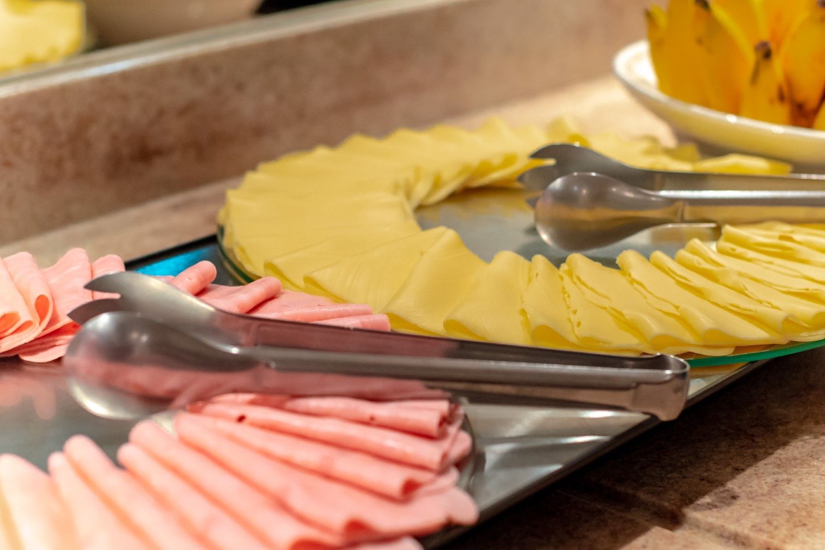 Há muitos tipos diferentes de comida na mesa.
