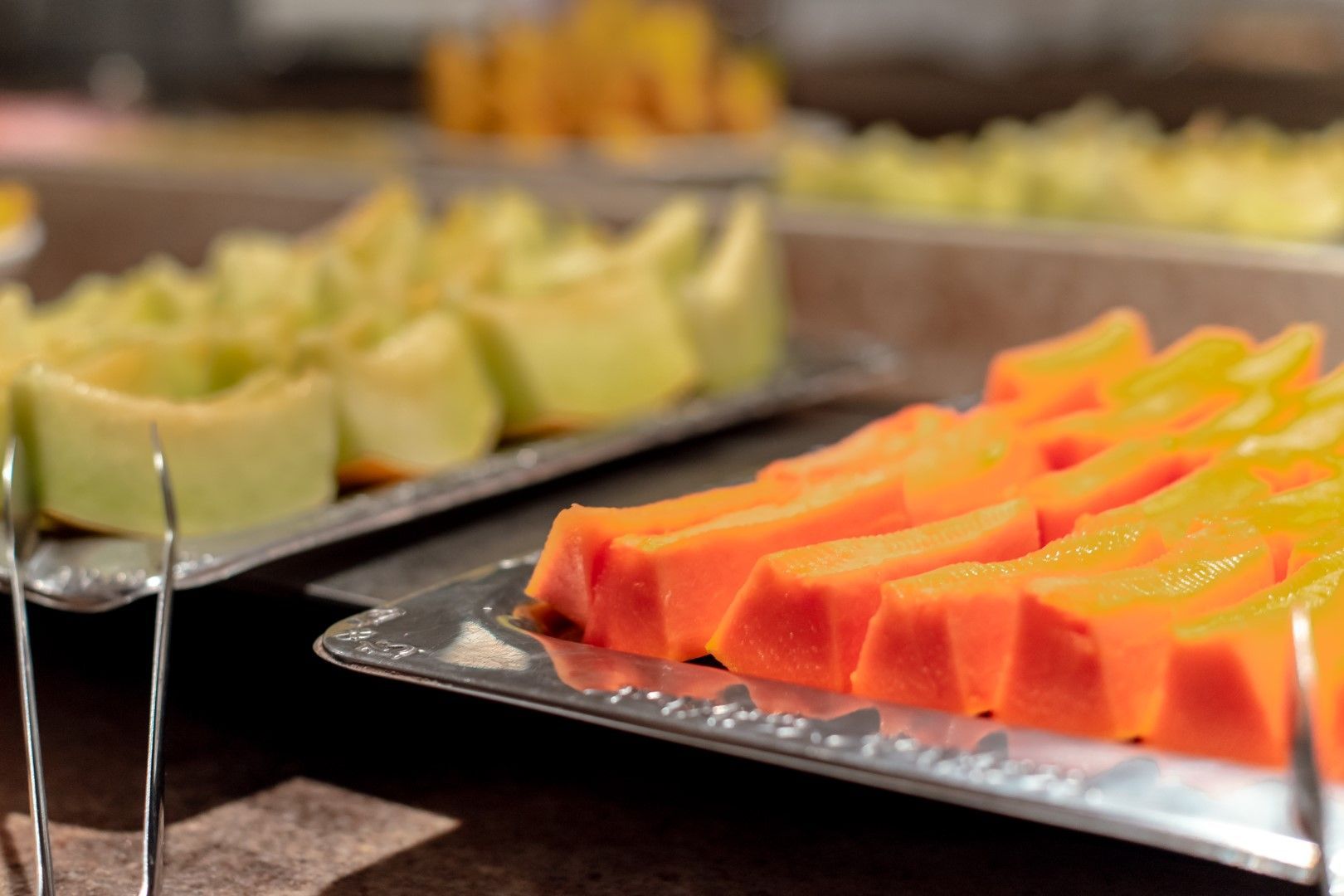 Um close de uma bandeja de frutas sobre uma mesa.