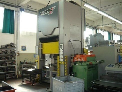 macchina per lo stampaggio delle lamiere