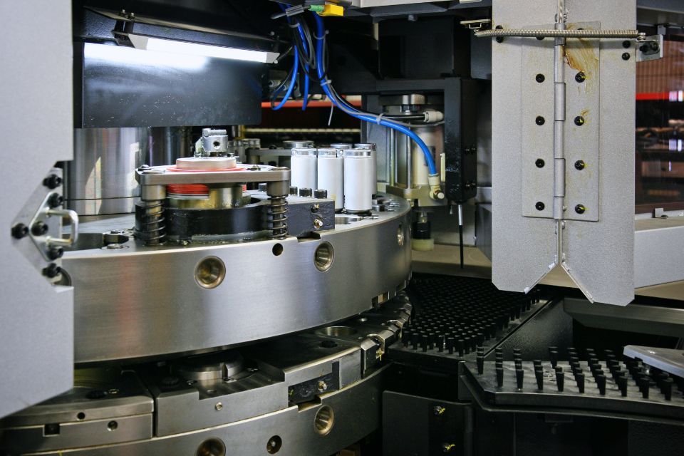 macchinario per lo stampaggio di metalli a freddo