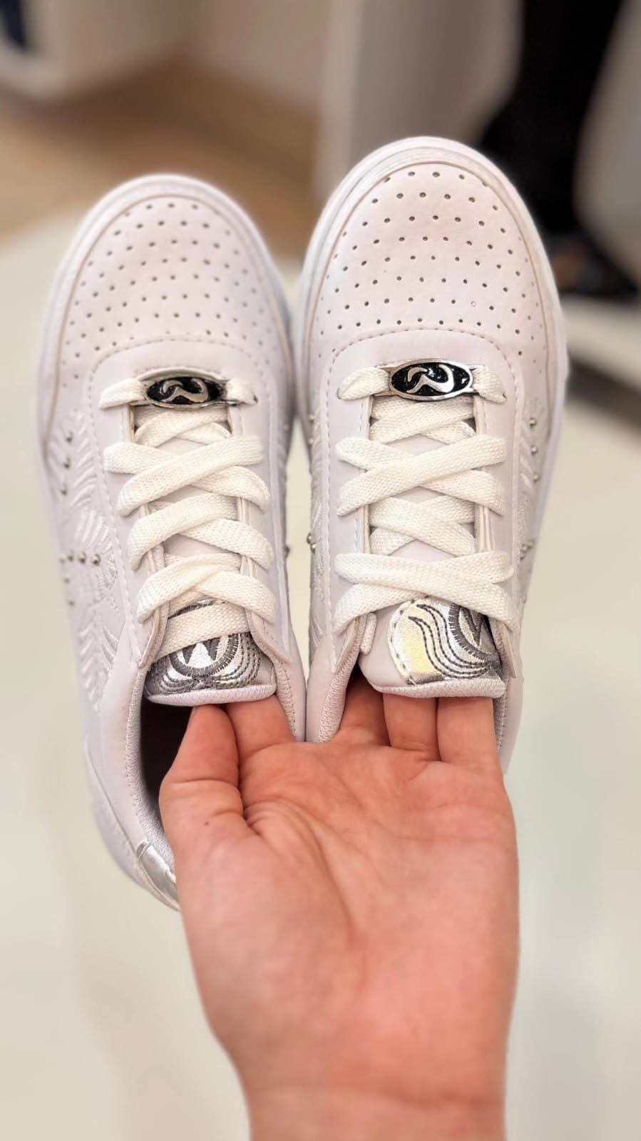 Zapas urbanas blancas  Detalles y apliques en color plata