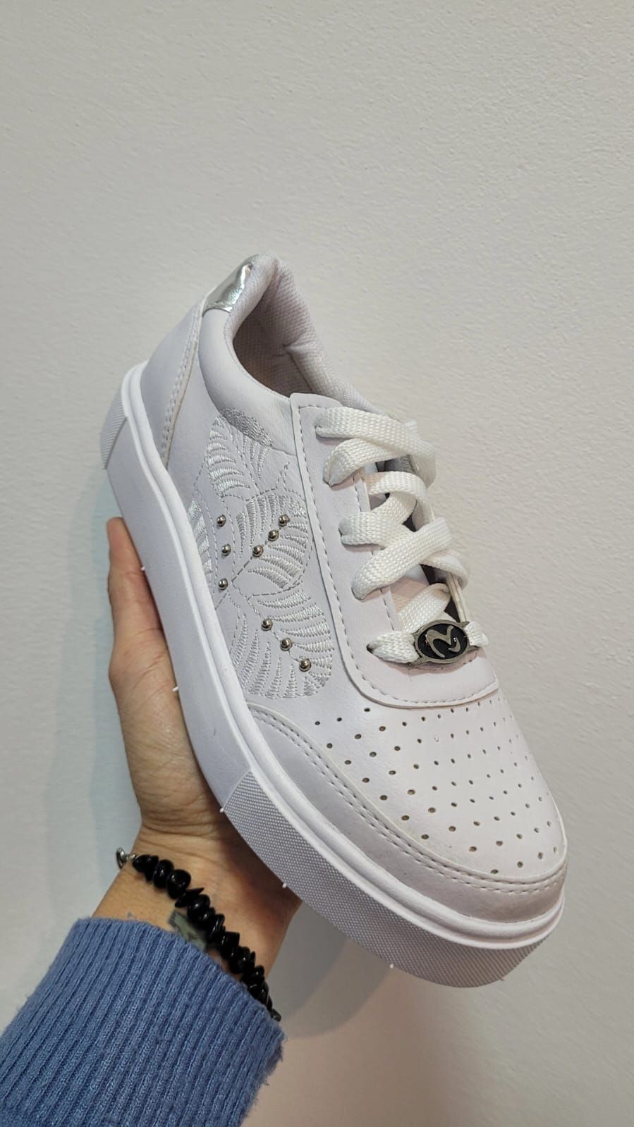 Zapas urbanas blancas  Detalles y apliques en color plata