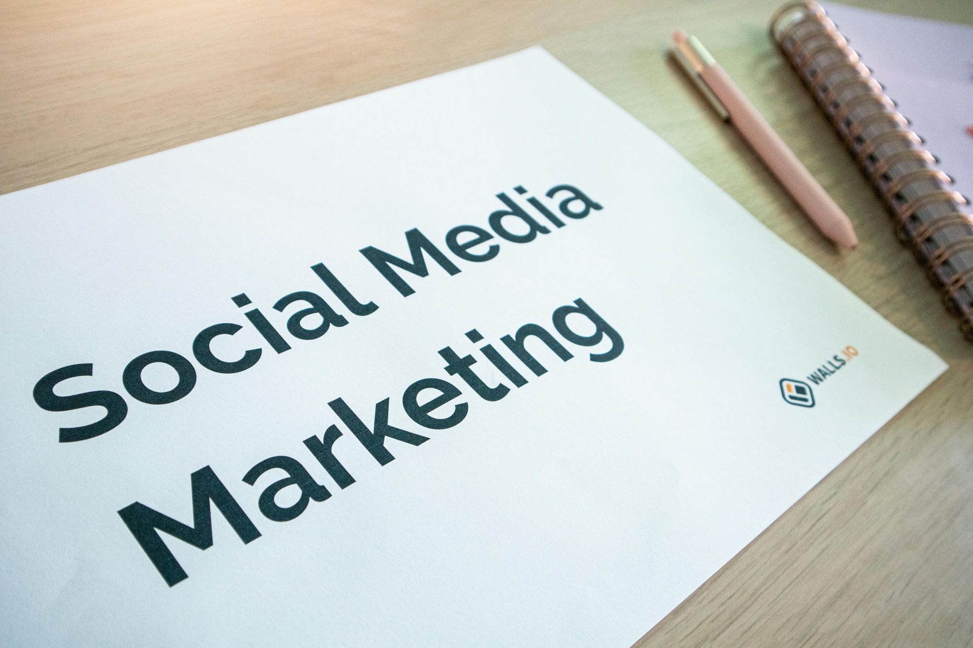 Um pedaço de papel com as palavras marketing de mídia social escritas nele.