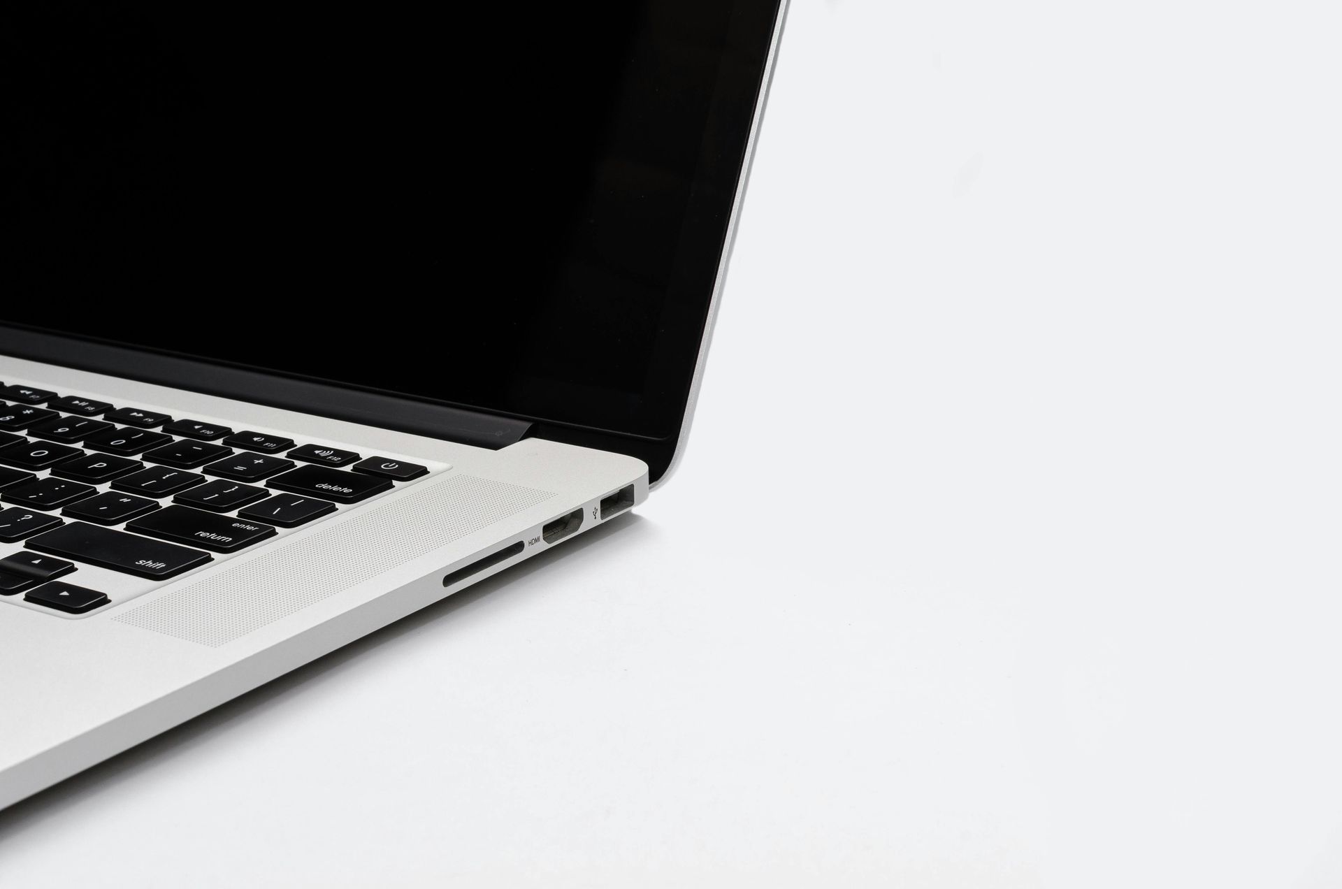 Um close de um laptop com uma tela preta