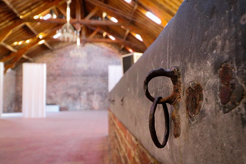 BIORGANIC traiteur événementiel gastronomique 100% Bio à Yvoir, Ferme Château du Buc qui possede des jardins avec tonnelles, jeux d'enfants ainsi qu’un vaste parking