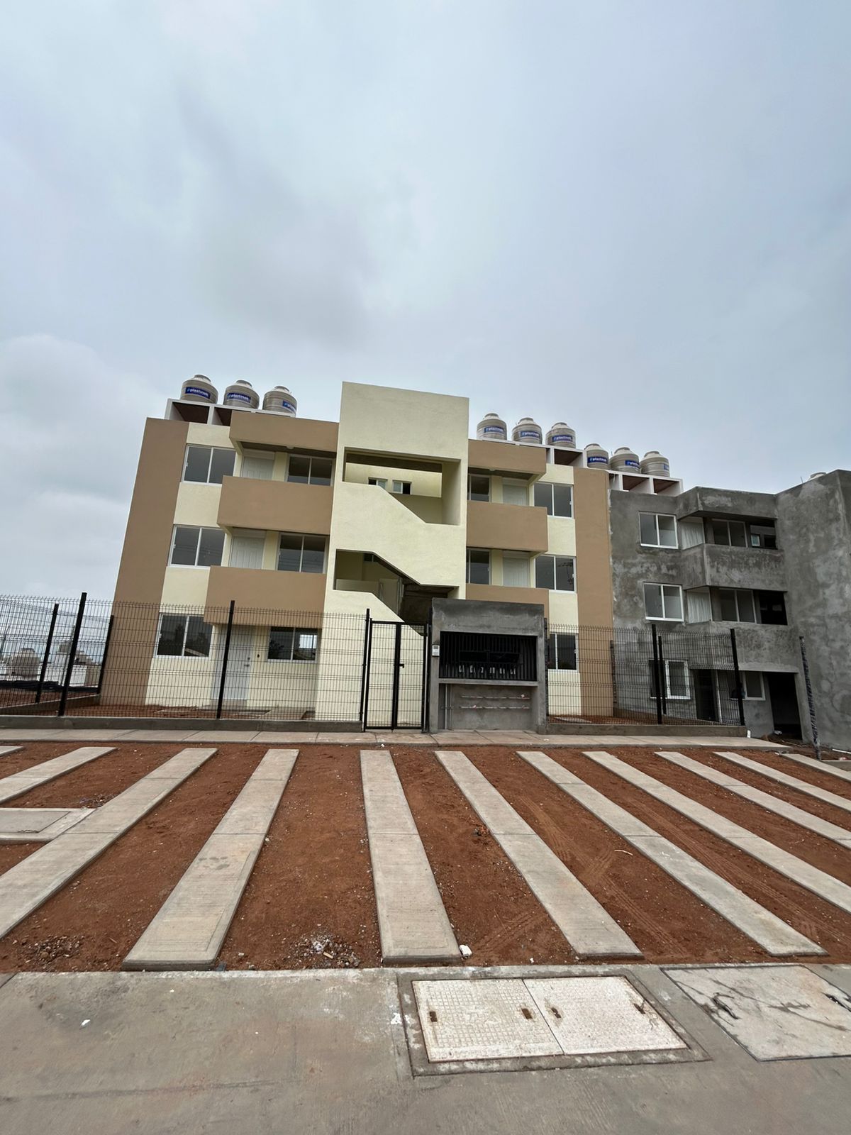 ? ¡DEPARTAMENTO EN PLANTA MEDIA AL ORIENTE, PRÁCTICO Y ACCESIBLE! ?