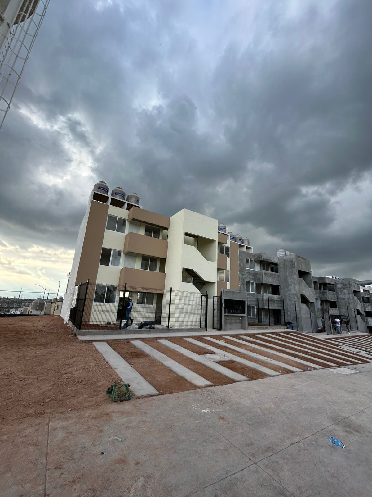 ? ¡DEPARTAMENTO EN PLANTA MEDIA AL ORIENTE, PRÁCTICO Y ACCESIBLE! ?