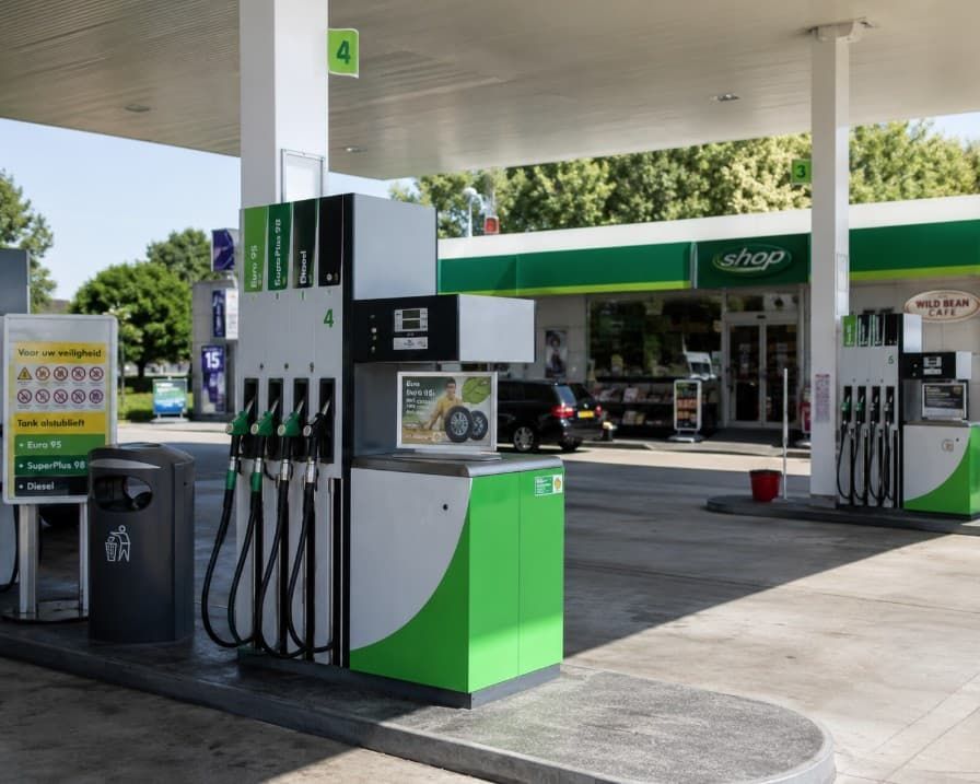 Benzinepomp: hoge brandstofprijzen. Inflatie stijgt