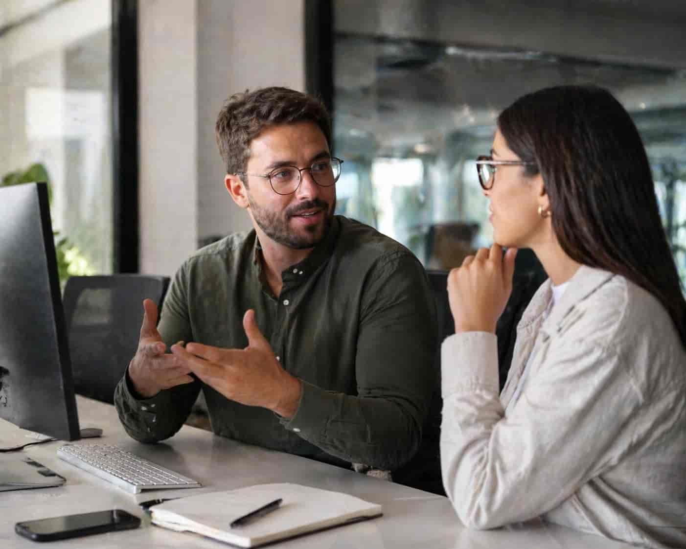 Man en vrouw bekijken samen hun financiën - financiële gezondheid vergelijking Nederland 2025