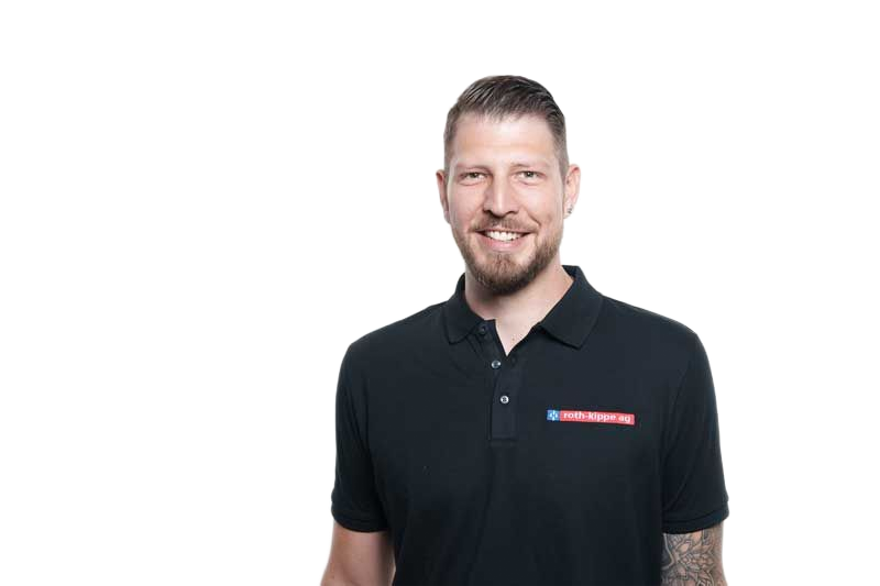Ein Mann mit schwarzem Shirt lächelt in Kamera