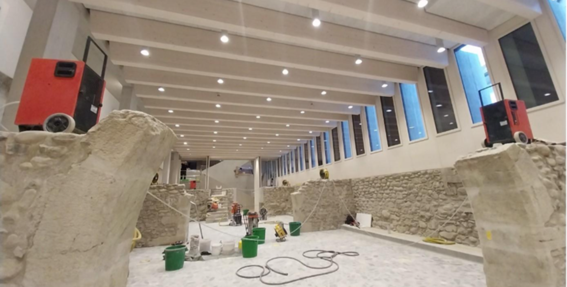 Mehrere rote Trocknungsgeräte aufgestellt auf einer Baustelle.