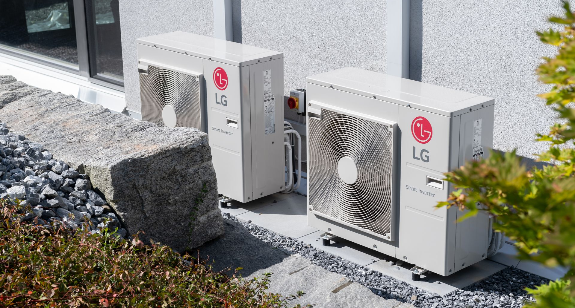 Eine Wärmepumpe steht an einer Aussenwand.