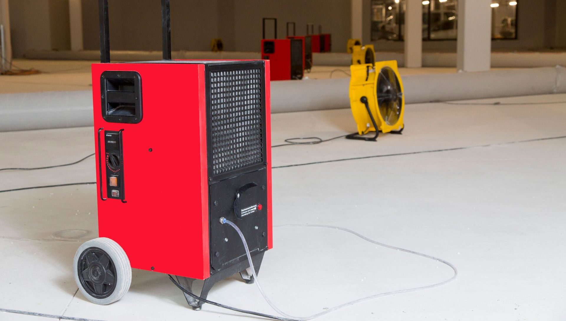 Ein rotes Trocknungsgerät steht in einem Gebäude