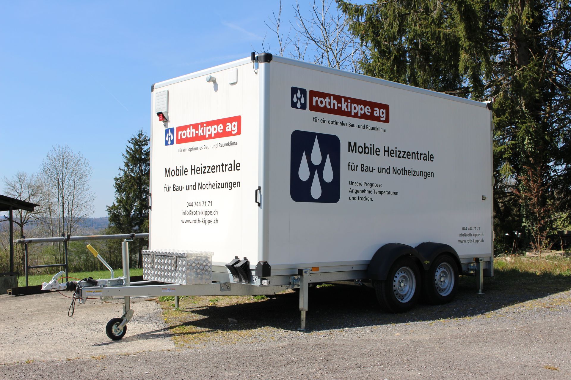 Weisser Autoanänger mit dem Logo von roth-kippe ag.