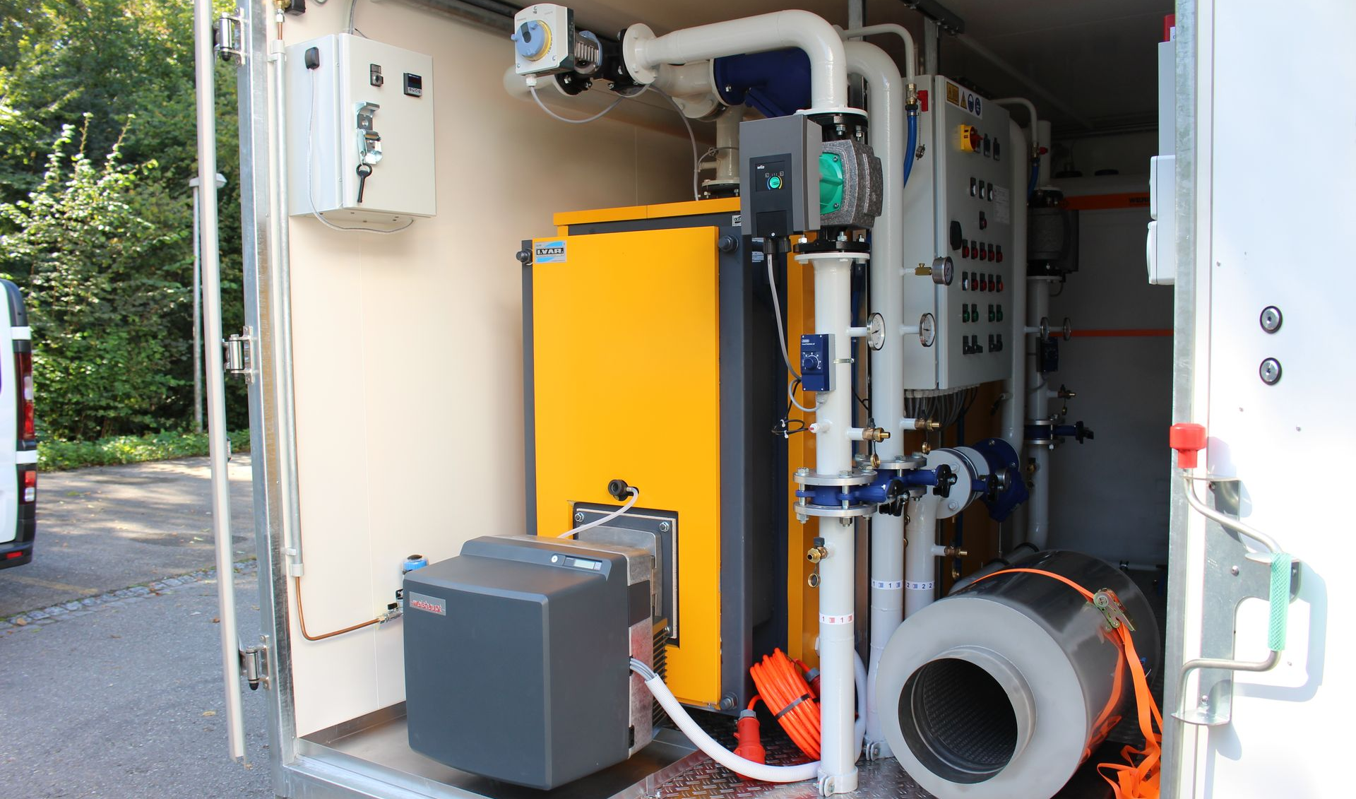 Eine mobile Heizungszentrale von innen