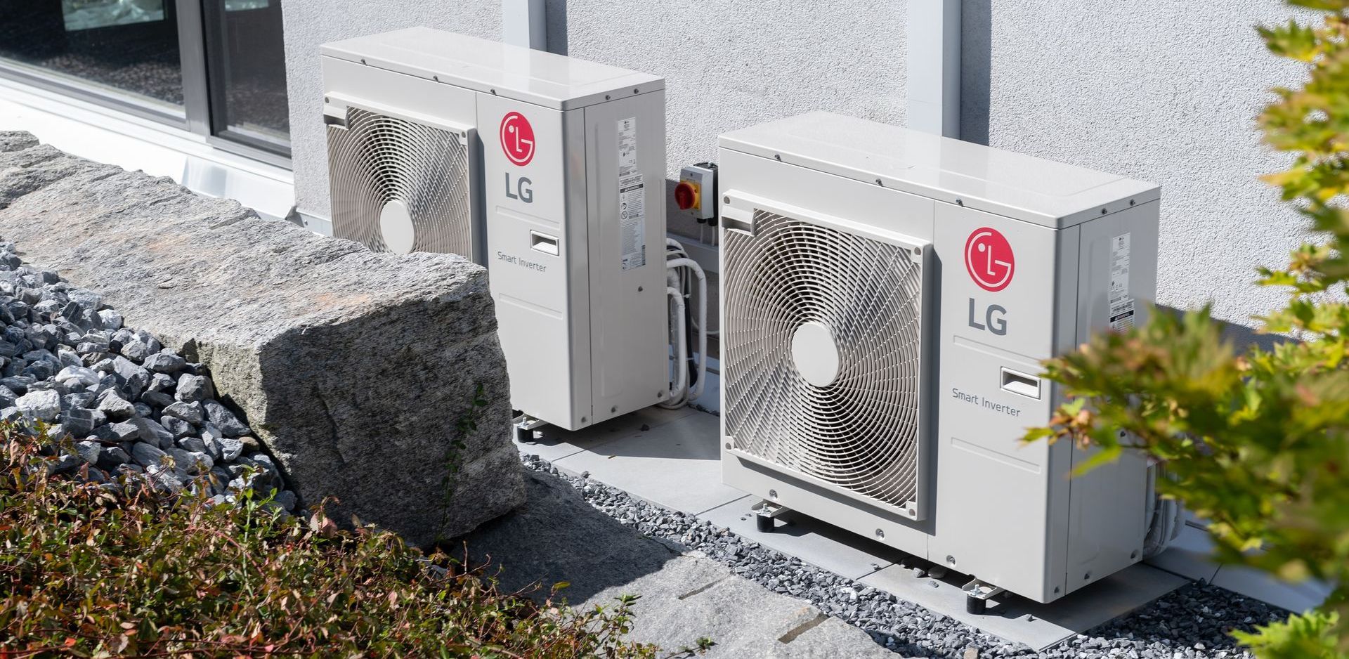 Zwei Klimaanlagen der Marke LG