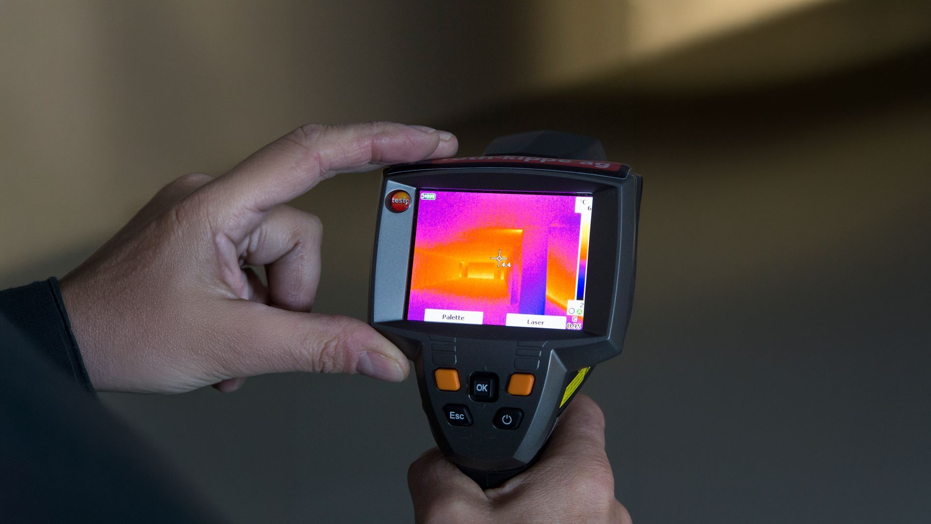 Eine Person hält ein Leckortungsgerät in der Hand