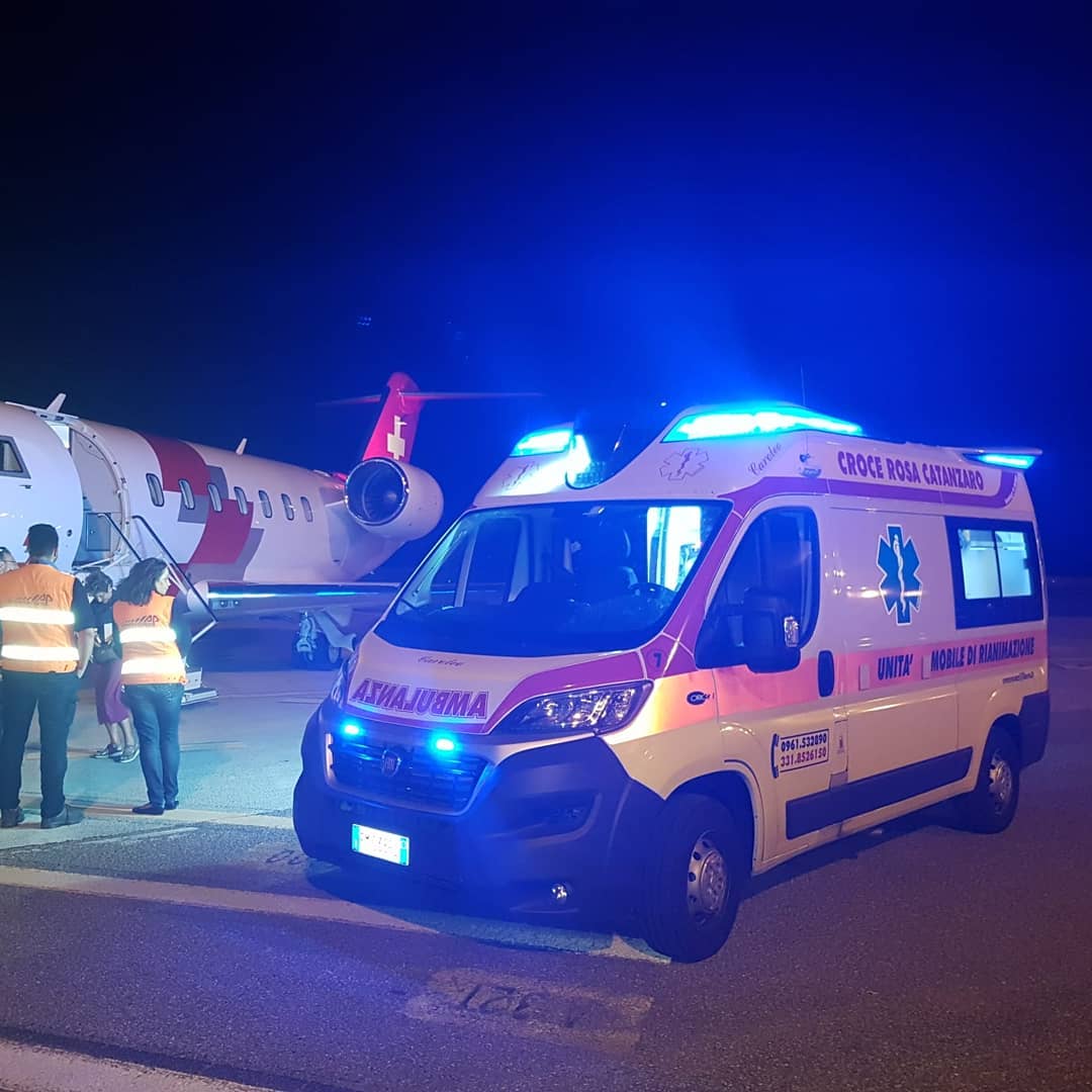 autoambulanza con sirene accese