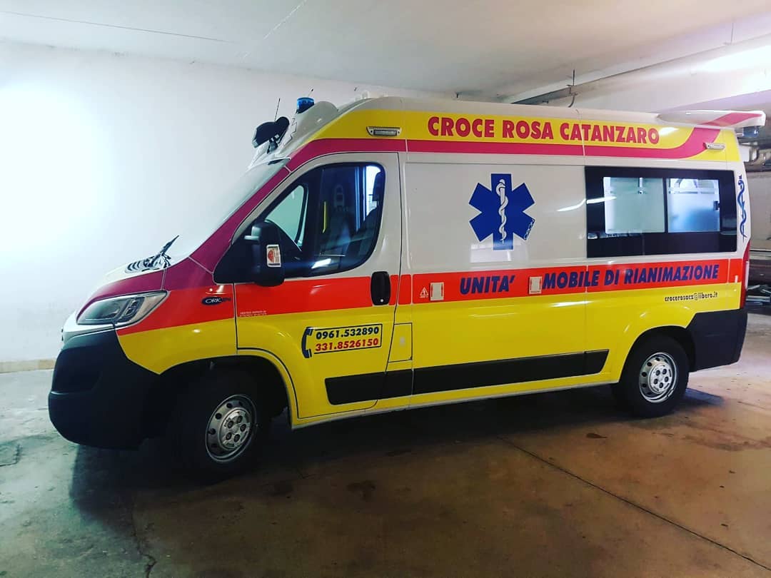 ambulanza utilizzata dalla croce rossa