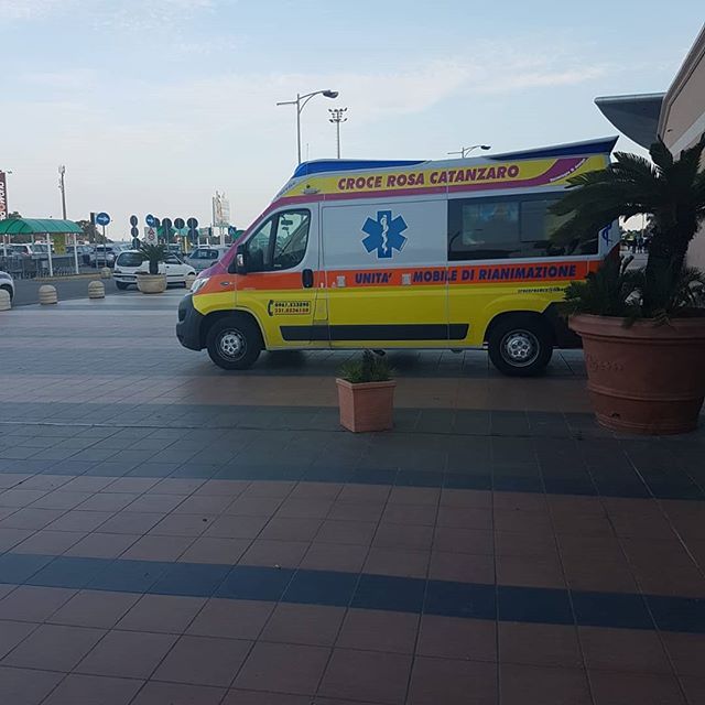parco mezzi croce rossa con ambulanza