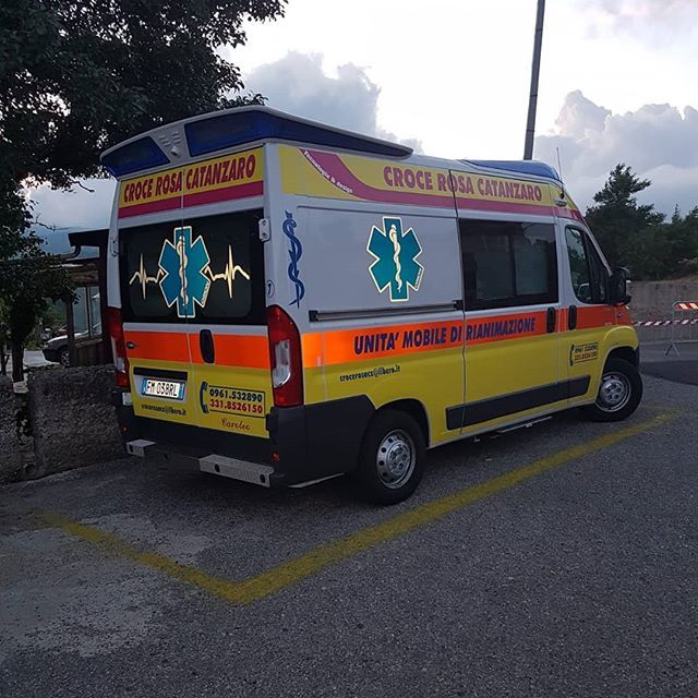 autoambulanza della croce rossa pronta per operare