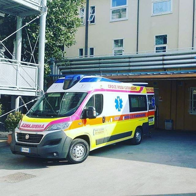 ambulanza della croce rossa