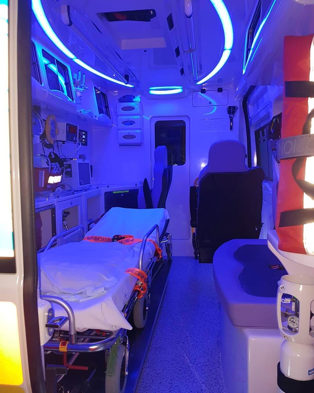 interni ambulanza equipaggiata per ogni necessità