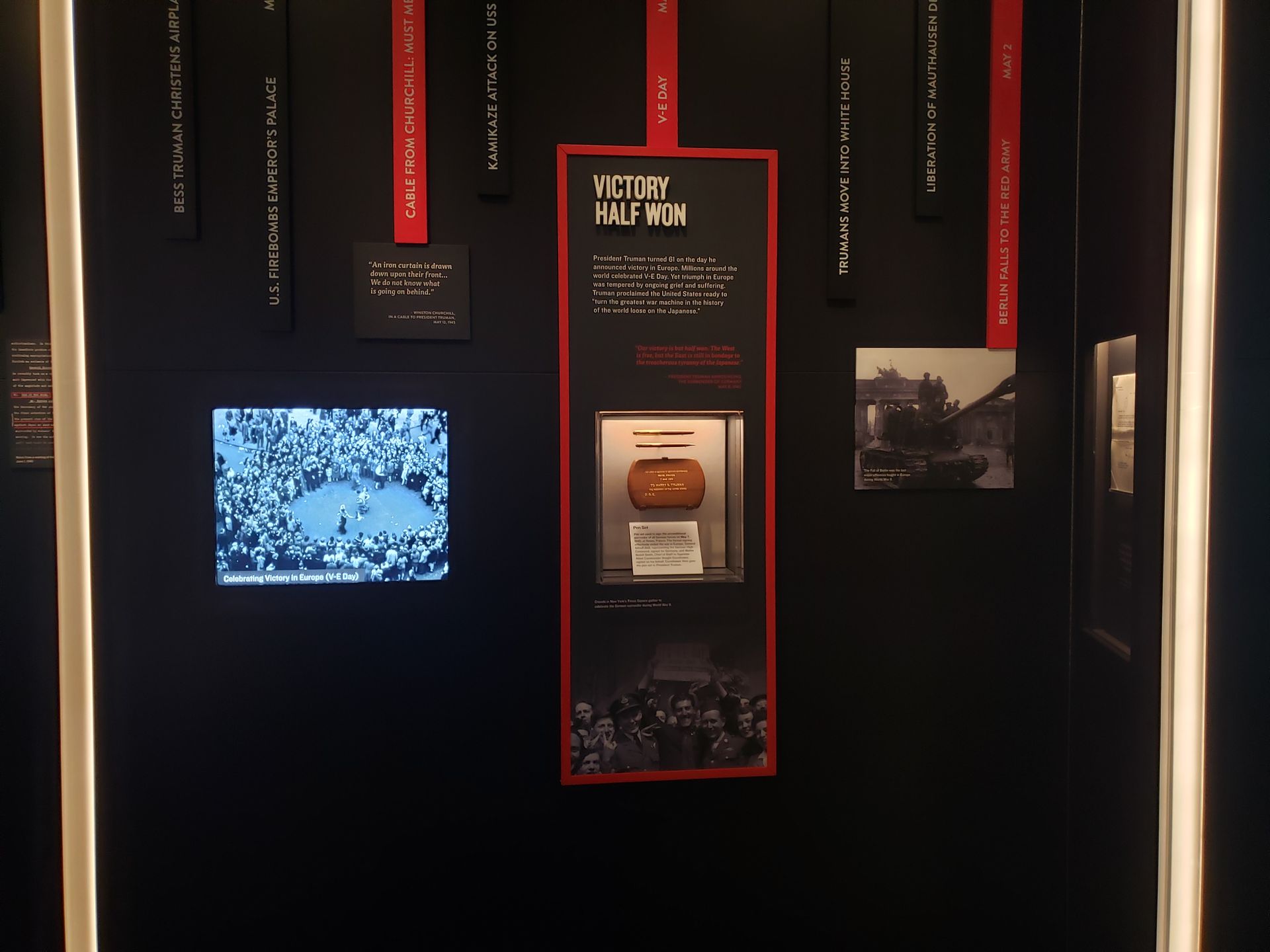 A sign on a wall that says ' victory ' on it