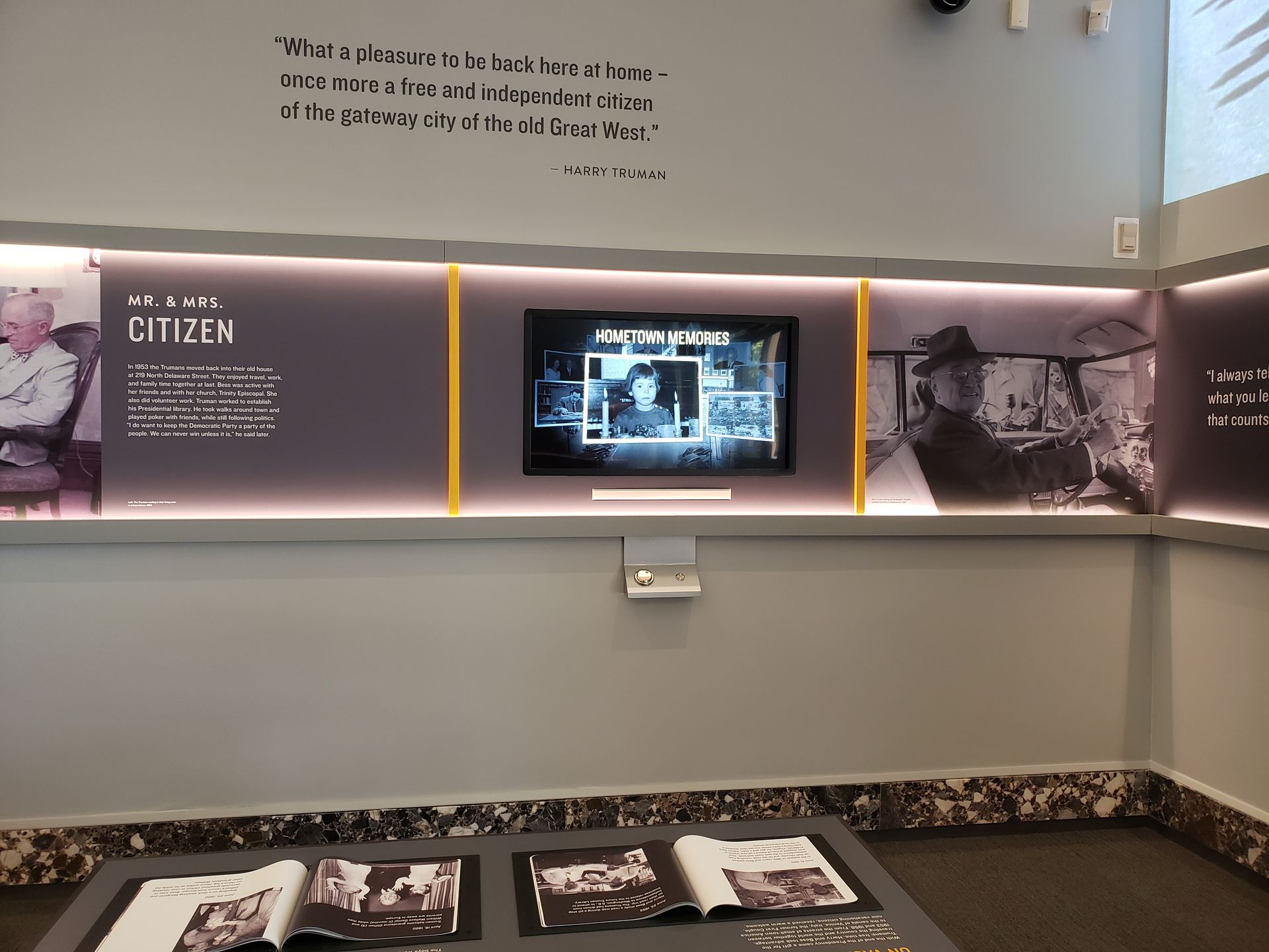 A room with a wall that says citizen on it