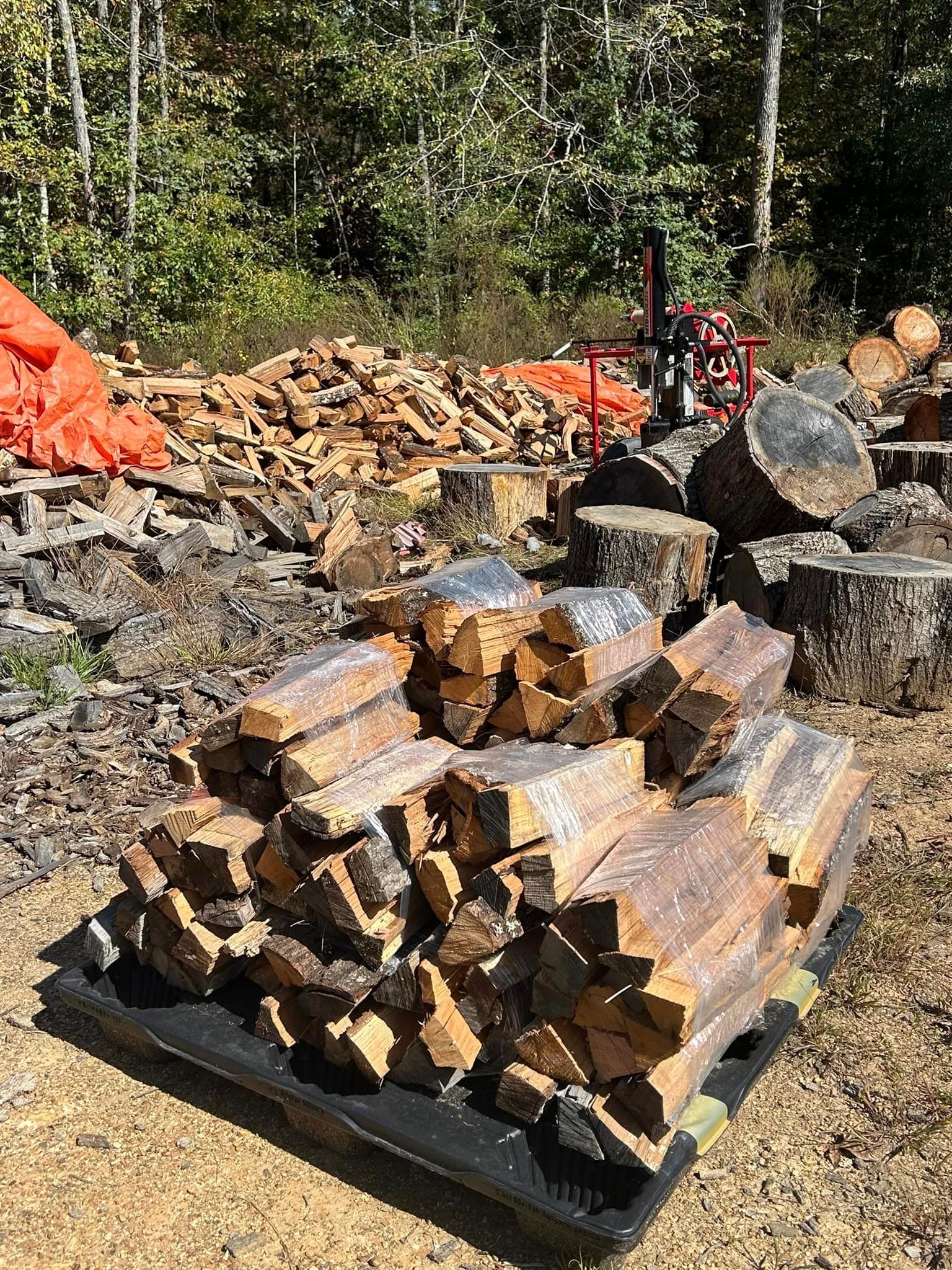 A pile of wood is sitting on top of a plastic pallet.