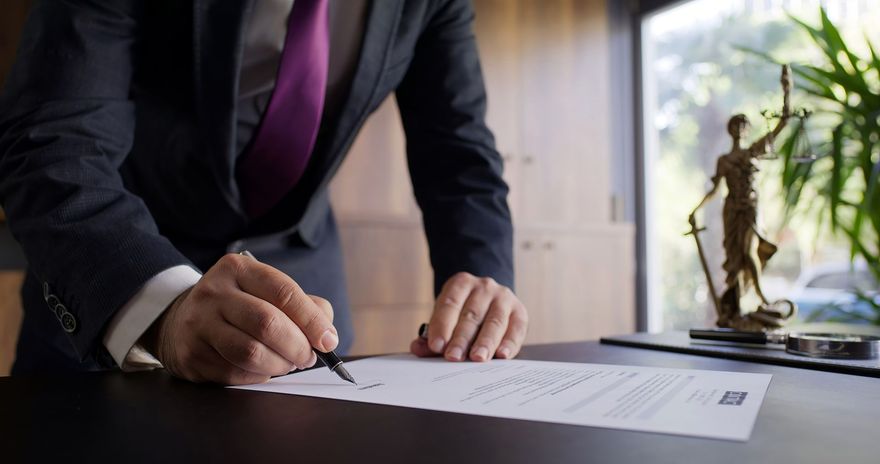 Toga giudiziaria nera con nappe dorate, in un'aula di tribunale.