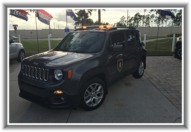A jeep renegade is parked in a parking lot