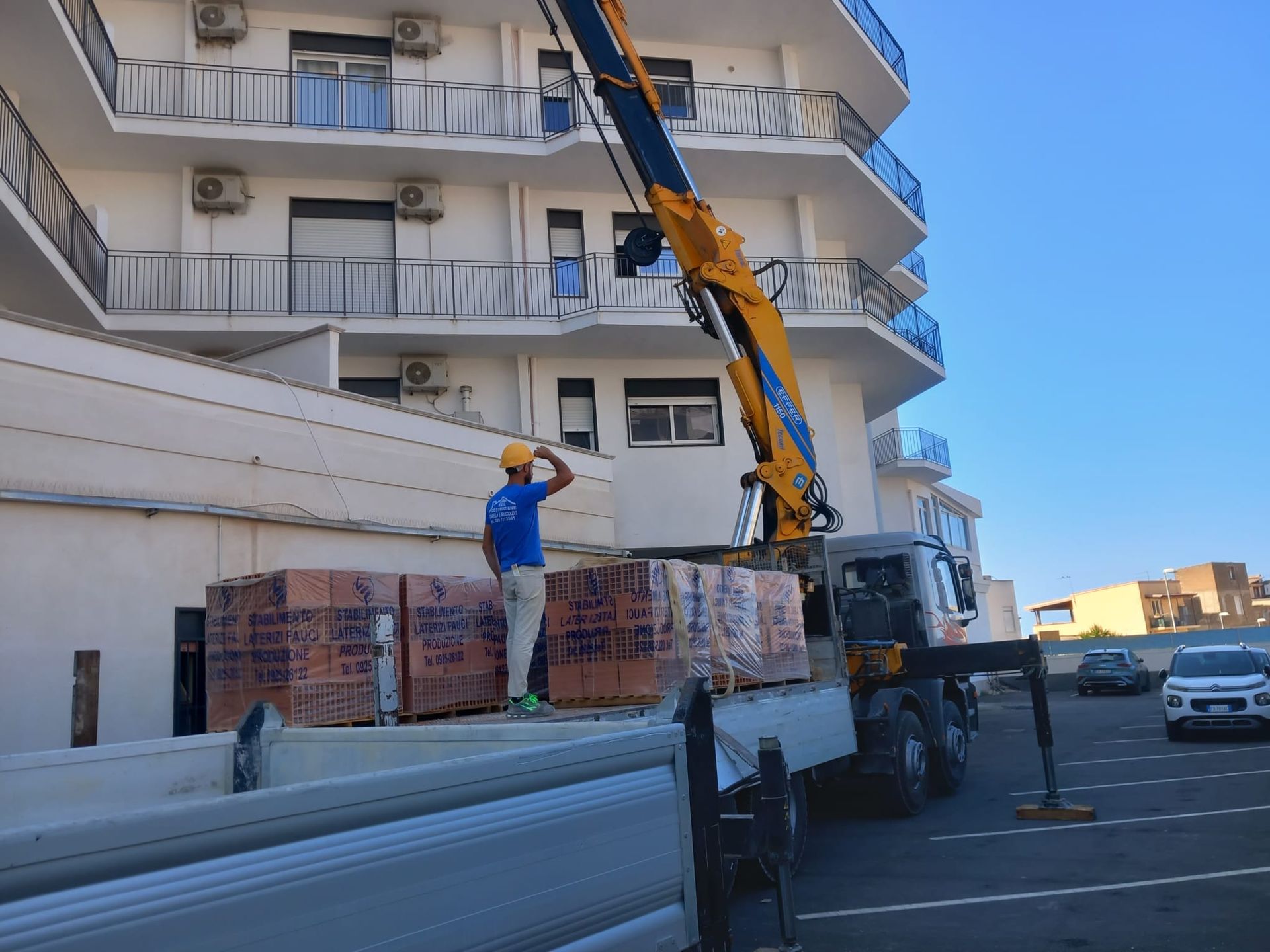 Tetto di tegole rosse contro un cielo azzurro brillante.