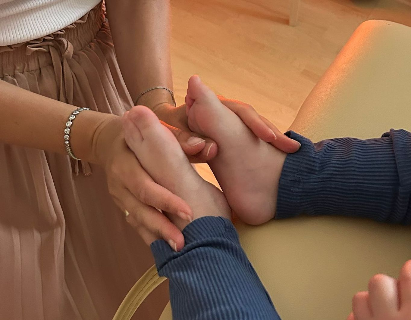 Kinder-Behandlung während einer Cranio Sacral Therapie zur Entspannung und Stressreduktion