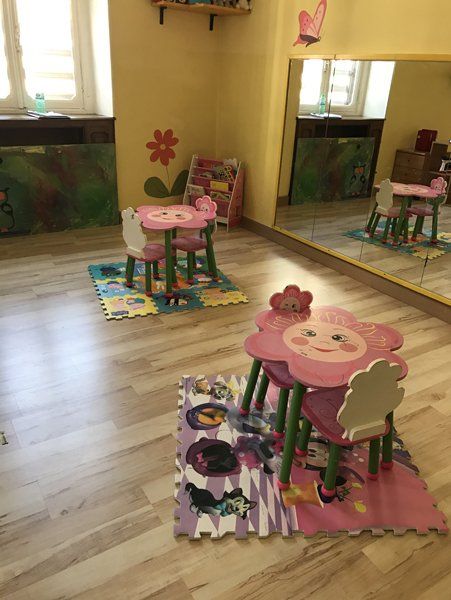 stanza  con tavolini per attivita ricreative bambini