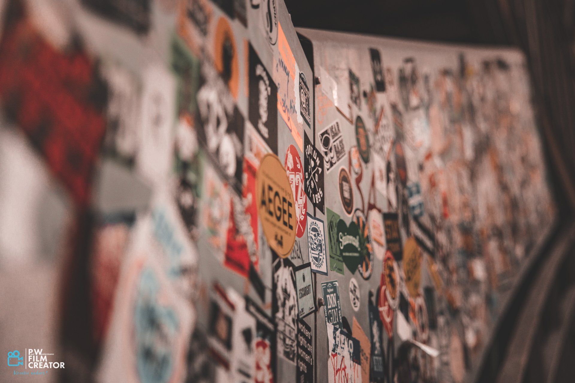 Viele Sticker aus dem alten Elbtunnel in Hamburg