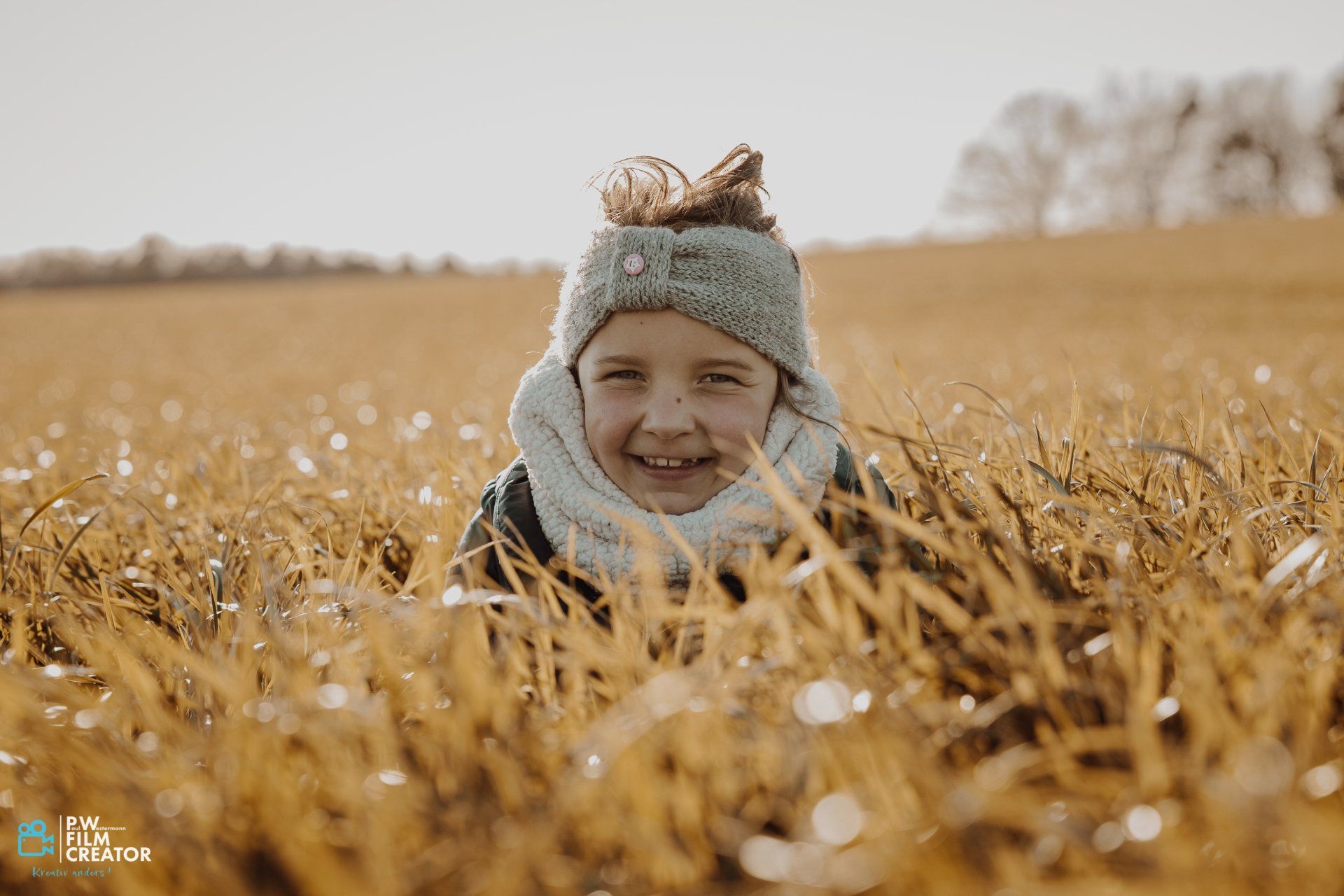 Portrait Foto kleines Mädchen im Gras