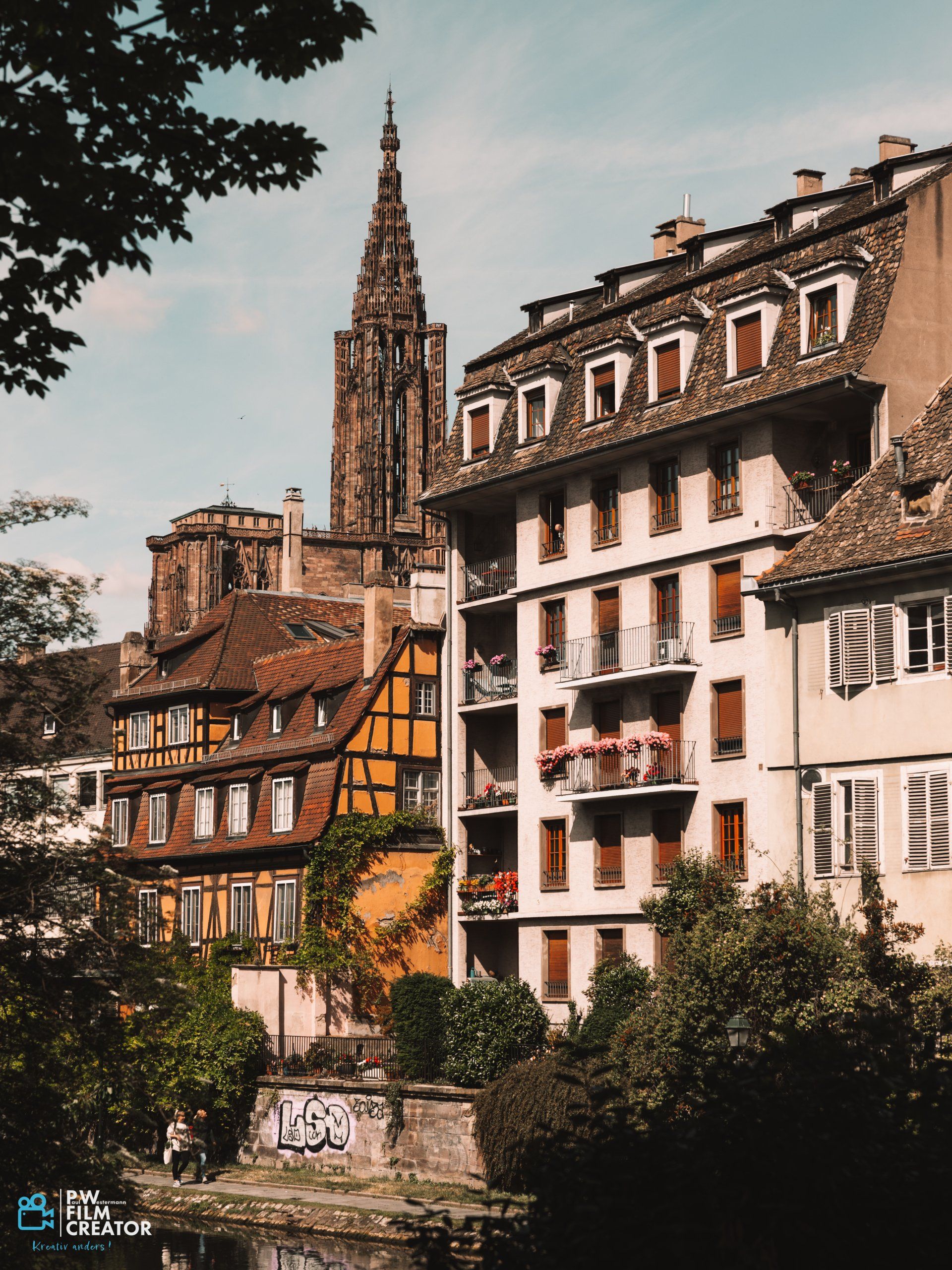 Szenenbild Strasbourg mit Fachwerk und Kathedrale