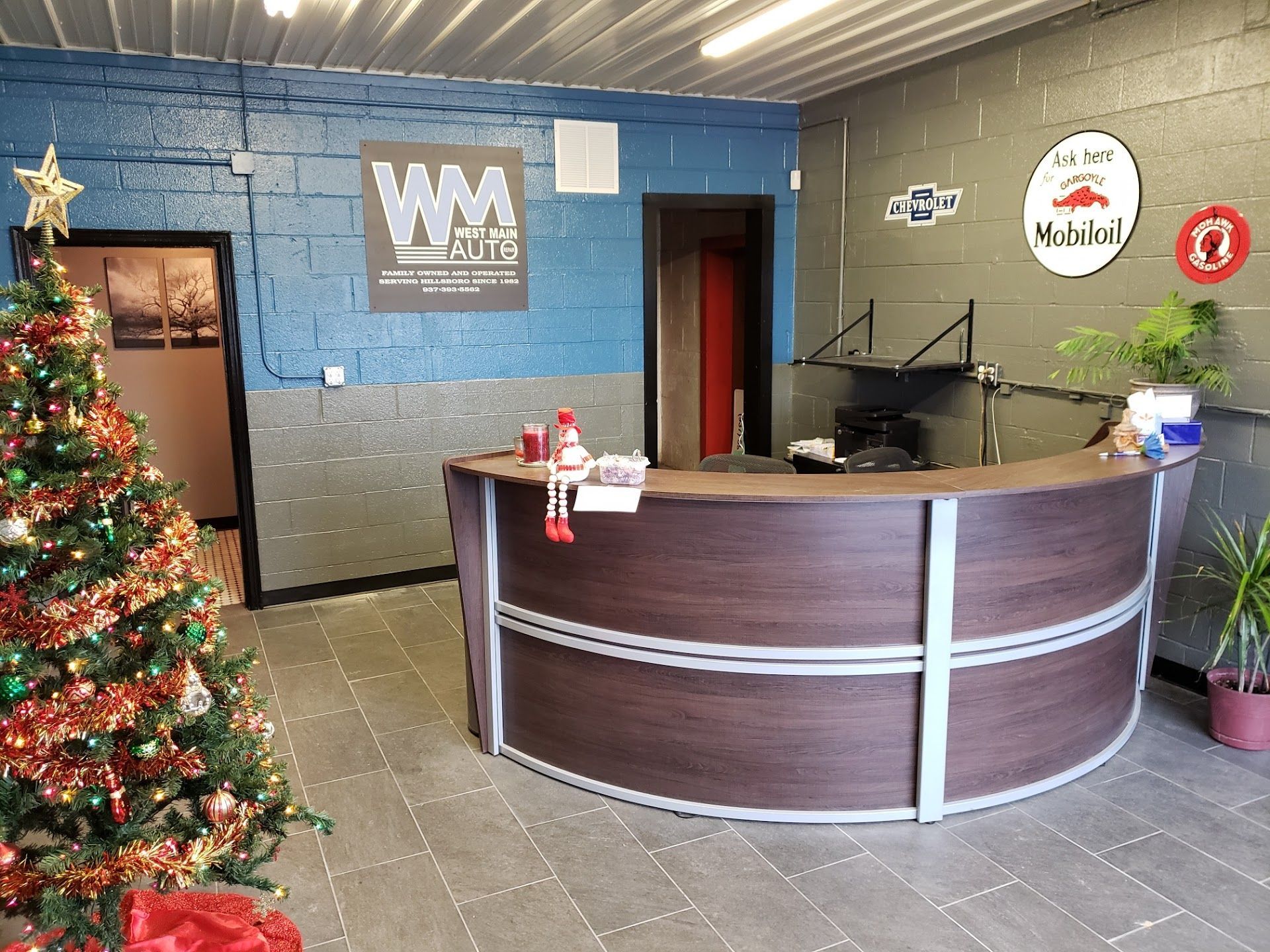 A decorated office reception | West Main Auto Repair