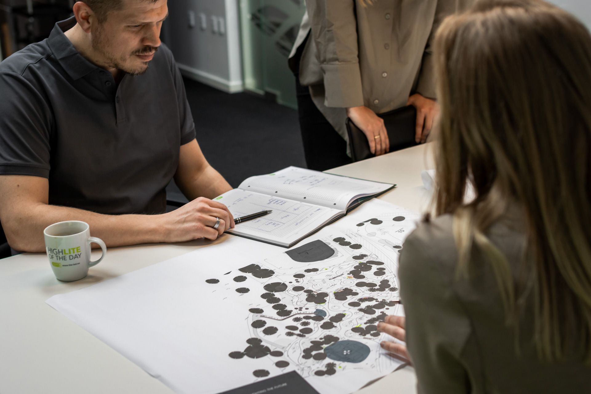 medarbejdere ser på projekt over belysning