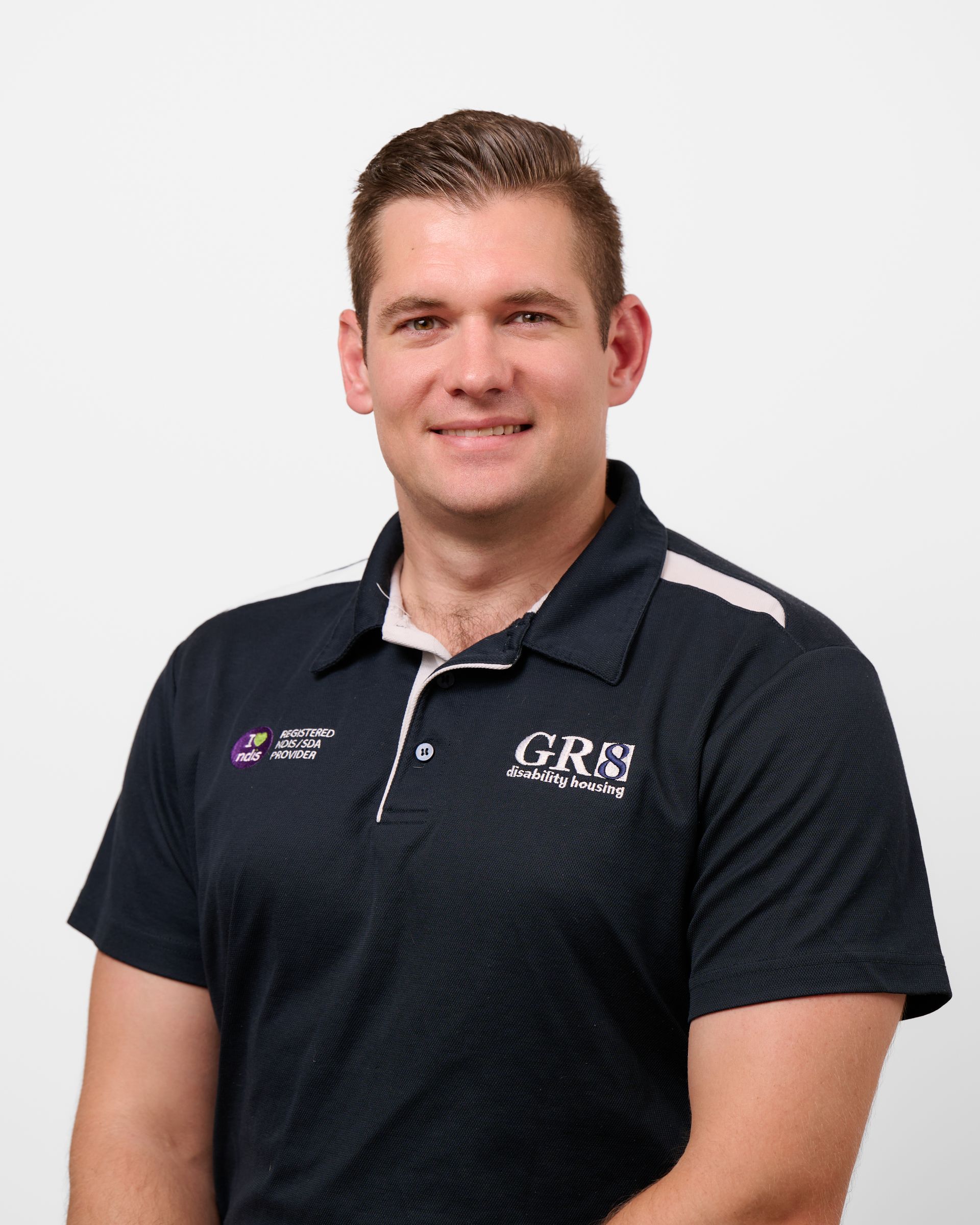 A man wearing a blue shirt with the word gris on it