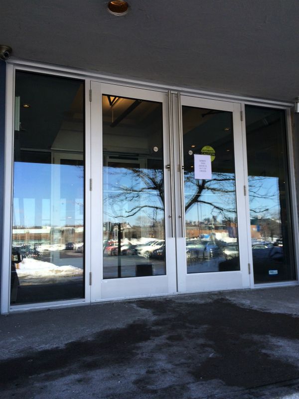 A building with a sign that says ' closed ' on it